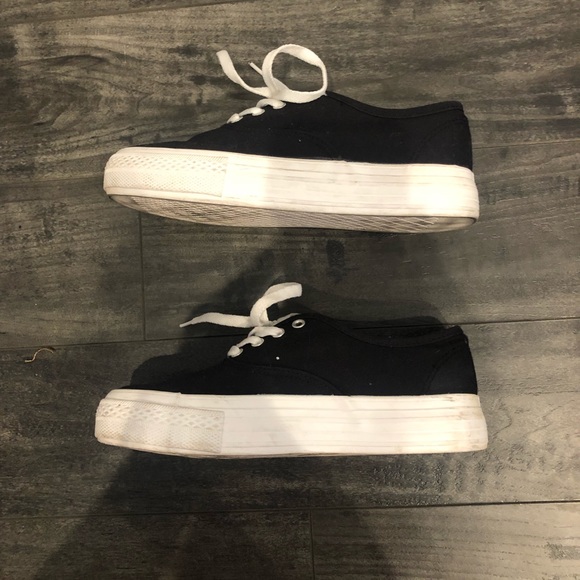 Black and white platform tennis shoe sneakers - Picture 4 of 4